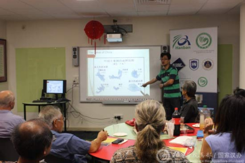 呂軍介紹中國地理。（國家漢辦網(wǎng)站圖片）