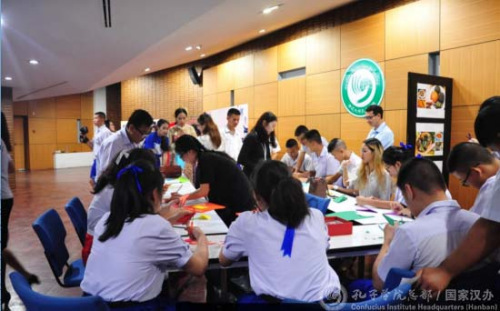 學(xué)生體驗(yàn)3D剪紙。（國家漢辦網(wǎng)站圖片）