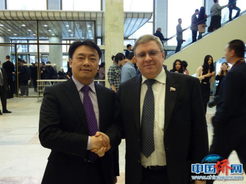 在克里姆林宮“俄羅斯中國(guó)旅游年”開幕式上與托爾申（注：時(shí)任俄羅斯聯(lián)邦委員會(huì)(議會(huì)上院)第一副主席）合影