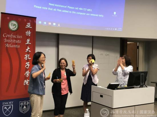 參訓(xùn)教師參加課堂模擬活動(dòng)。（國家漢辦網(wǎng)站圖片）