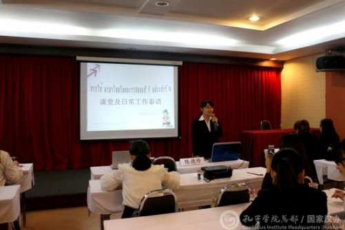 陳德珍為志愿者進(jìn)行泰語培訓(xùn)。（國家漢辦網(wǎng)站圖片）