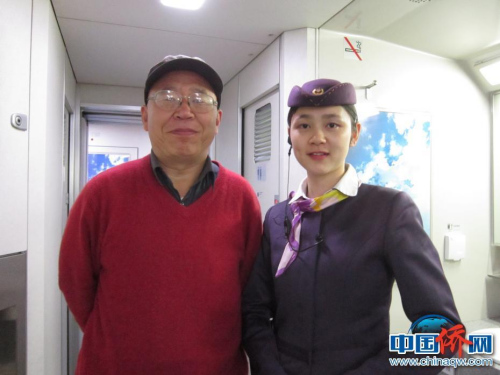 高關(guān)中與高鐵乘務(wù)員合影(作者供圖) 高關(guān)中與高鐵乘務(wù)員合影(作者供圖)