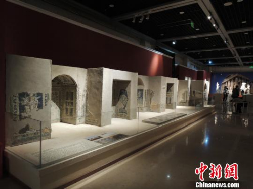 圖為寧芙神廟中的馬賽克壁畫。寧芙神廟在古希臘羅馬時(shí)期是一類特殊的建筑，起源于有著天然泉水或溪流的洞窟。后來(lái)演變?yōu)橐环N有溪流、噴泉、雕塑、花草壁龕的花園，既被用作神廟，也被視為休閑之地或舉辦婚禮的場(chǎng)所。　錢濤 攝