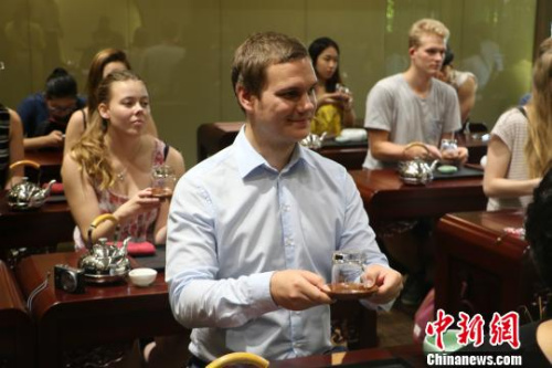 圖為：德國(guó)漢諾威孔子學(xué)院學(xué)生學(xué)習(xí)茶道?！⊥鯙t婧 攝