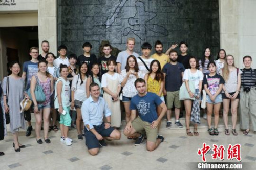 圖為：德韓兩國(guó)孔子學(xué)院學(xué)生合影?！⊥鯙t婧 攝