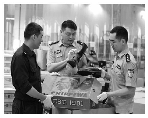 圖為拱北海關(guān)緝私警察對(duì)中山某外貿(mào)企業(yè)涉嫌走私案進(jìn)行調(diào)查。黃忠實(shí) 攝