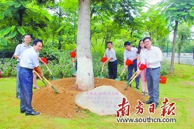 張欽偉創(chuàng)富不忘回報家鄉(xiāng)，特意回到大學(xué)時代的母校種下“勵志樹”并成立助學(xué)金。