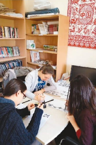 劉召明把對(duì)書法感興趣的同學(xué)召集起來，簡(jiǎn)單講解筆畫、造字法等。 　　圖為學(xué)生在學(xué)習(xí)書法。