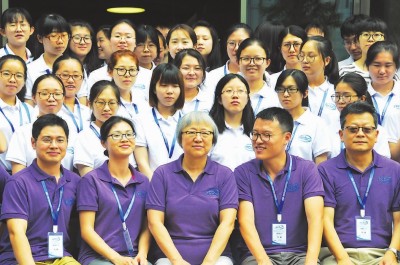 袁鈞瑛和中科院生物與化學(xué)交叉研究中心研究生夏令營的同學(xué)合影。鄭蔚攝