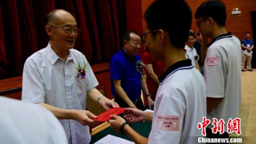 全國政協(xié)港澳臺僑委員會副主任、國務院僑務辦公室原副主任、中國華文教育基金會理事長趙陽為學子頒發(fā)獎學金。　陳啟任 攝