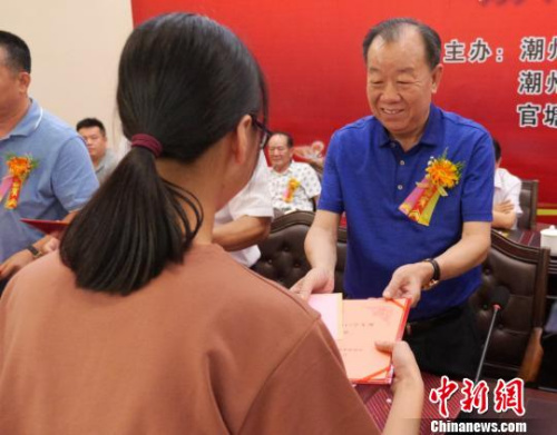 謝賢團向獲獎學(xué)子頒發(fā)獎學(xué)金。　陳啟任 攝