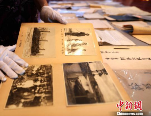 圖為工作人員正在展示侵華日軍第七三一部隊(duì)新證據(jù)?！⊥跏?攝