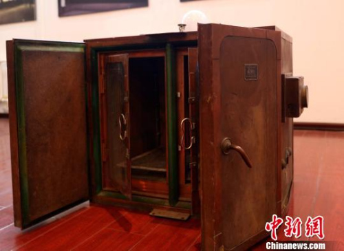 圖為帶有“株式會(huì)社”、“電流孵化器”字樣的細(xì)菌培養(yǎng)工具實(shí)物?！⊥跏?攝