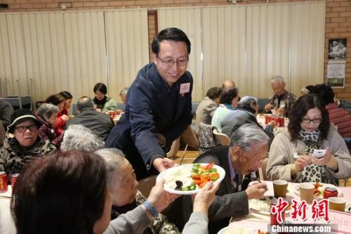 華人服務(wù)社主席周波為長(zhǎng)者服務(wù)。陶社蘭 攝