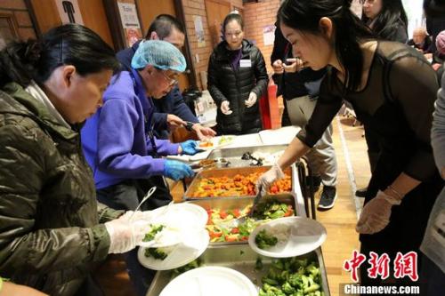 華人服務(wù)社義工為長(zhǎng)者服務(wù)。陶社蘭 攝