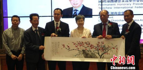 加拿大潮商會會長、溫哥華潮州同鄉(xiāng)會向即將離任的中國駐溫哥華總領(lǐng)事劉菲（右三）致贈《滿園春色》圖。余瑞冬 攝