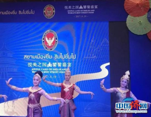 訪客欣賞傳統(tǒng)泰式表演舞蹈，泰拳等。（周乾憲 攝）