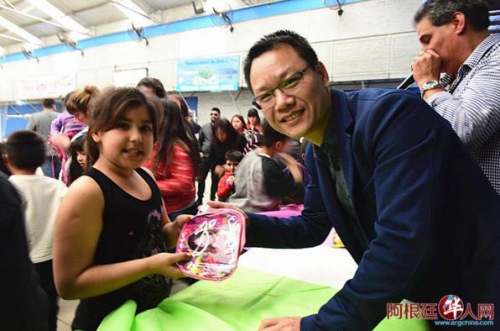 捐贈(zèng)活動(dòng)現(xiàn)場(chǎng)。(阿根廷華人網(wǎng))