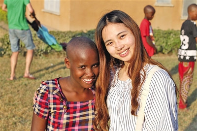 教非洲小姑娘說中文。