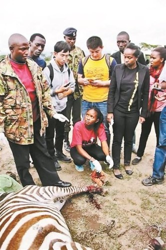 黃泓翔(左三)和同伴在盜獵現(xiàn)場 黃泓翔(左三)和同伴在盜獵現(xiàn)場