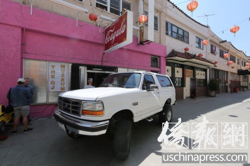 中國(guó)城的重慶路上正在舉辦辛普森展。（美國(guó)《僑報(bào)》/記者 邱晨攝）