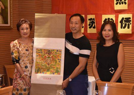 互贈(zèng)禮物。（西班牙《歐華報(bào)》）