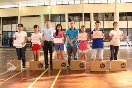 獲全校優(yōu)秀獎學生與來賓合影。