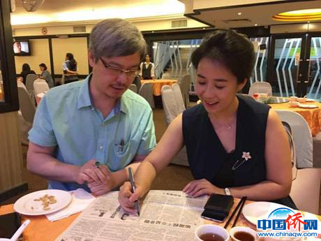 為《星洲日?qǐng)?bào)》專欄的熱心讀者簽名。(右為作者)