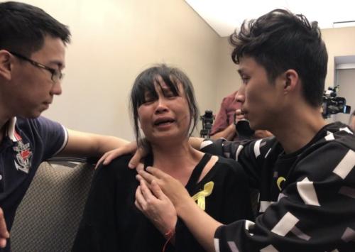 章瑩穎的母親葉麗鳳(中)在當(dāng)?shù)貢r(shí)間22日的說明會中，一度痛哭，右為章23歲的弟弟章新陽，左為章的男友侯霄霖。(美國《世界日報(bào)》/黃惠玲 攝)