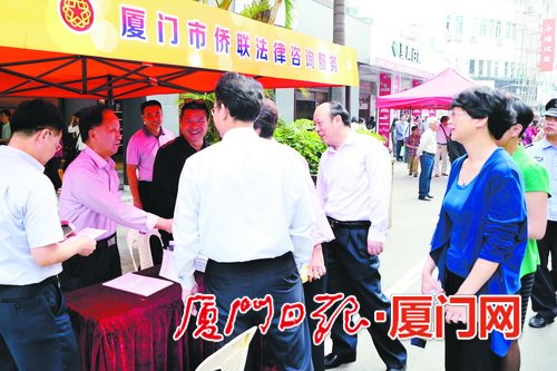 市僑聯(lián)法顧委無論是在“僑胞之家”定點(diǎn)定期的義務(wù)咨詢活動(dòng)還是在僑界舉辦大型活動(dòng)，都已成為市僑聯(lián)為僑服務(wù)的品牌。