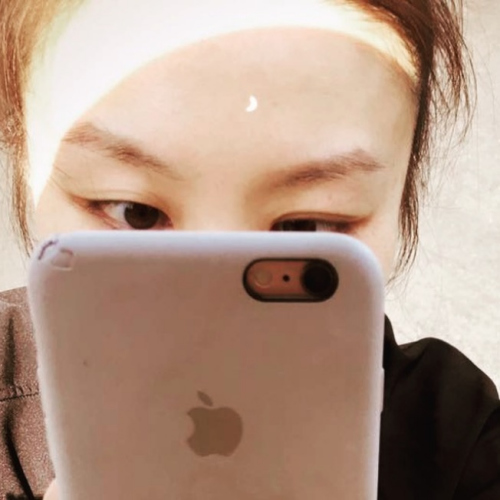 有華人將日食投射到了額頭上當包青天。（美國《世界日報》）