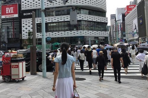 站在東京銀座十字路口的白樺 圖源:日本withnews網(wǎng)站 站在東京銀座十字路口的白樺 圖源:日本withnews網(wǎng)站