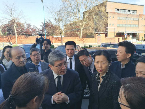 資料圖：2016年，劉少堯事件后，中國駐法使館關(guān)鍵公使代表翟雋大使，趕到被槍殺華僑家屬所在的酒店進行慰問。（法國《歐洲時報》/孔帆 攝）