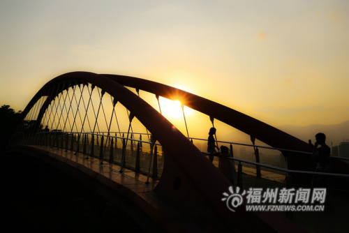 位于金雞山之頂?shù)娘w虹橋是觀賞落日的絕佳場所，在石椅上看著太陽慢慢落山。 漸漸地，陽光開始給城市上色，微紅、淡黃、濃郁而氤氳的色彩將城市與夕陽合二為一。 漸漸地，陽光開始給城市上色，微紅、淡黃、濃郁而氤氳的色彩將城市與夕陽合二為一。 幾道金紅色的陽光沖開云曦，夕陽如同一曲無聲的大合唱，激情而壯麗。 幾道金紅色的陽光沖開云曦，夕陽如同一曲無聲的大合唱，激情而壯麗。 如果來到琴亭湖畔，此時此刻，落日又呈現(xiàn)出一種迥然不同的美景。 如果來到琴亭湖畔，此時此刻，落日又呈現(xiàn)出一種迥然不同的美景。 夕陽緩緩依偎在群山的懷抱，夜色漸漸濃了，天空的色彩一種接著一種煙消云散。 夕陽緩緩依偎在群山的懷抱，夜色漸漸濃了，天空的色彩一種接著一種煙消云散。 云霞印著落日，天邊金紅如醉，襯托著由遠及近的暮色，晚風帶著夏末的涼意。 云霞印著落日，天邊金紅如醉，襯托著由遠及近的暮色，晚風帶著夏末的涼意。 日出而作，日落而息，千百年來，人們總會面對夕陽感慨萬千，如同在閱讀一本好書。 日出而作，日落而息，千百年來，人們總會面對夕陽感慨萬千，如同在閱讀一本好書。 黑夜來臨前，是夕陽最美的時候，這一刻，夕陽紅的驚心、紅的純美。 黑夜來臨前，是夕陽最美的時候，這一刻，夕陽紅的驚心、紅的純美。 隨著夕陽漸行漸遠，短短幾十分鐘，卻蘊含著天地間參悟不透的規(guī)則與奧秘。 隨著夕陽漸行漸遠，短短幾十分鐘，卻蘊含著天地間參悟不透的規(guī)則與奧秘。 日暮的平靜與淡泊讓煩躁的心情趨于平和，黃昏就像生命的隱喻，引領(lǐng)著我們?nèi)ヮI(lǐng)悟?qū)庫o。 日暮的平靜與淡泊讓煩躁的心情趨于平和，黃昏就像生命的隱喻，引領(lǐng)著我們?nèi)ヮI(lǐng)悟?qū)庫o。 傍晚時分，暑熱消解，金雞山上，寧靜而清爽。 傍晚時分，暑熱消解，金雞山上，寧靜而清爽。 2/11 　　消褪一日