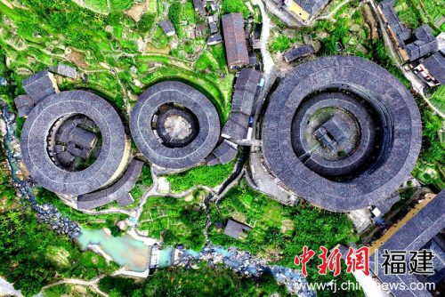 圓形土樓是客家土樓的典范，這種圓樓都由二、三圈組成，由內(nèi)到外，環(huán)環(huán)相套。王東明攝