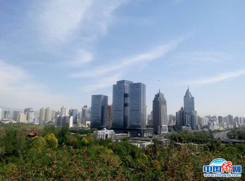烏魯木齊紅山俯瞰市區(qū)。
