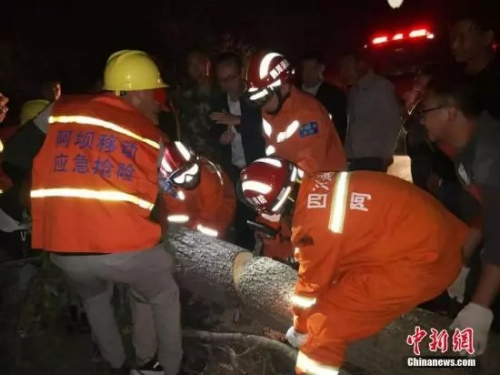 阿壩消防官兵趕赴震中，邊走邊清障邊救援。(圖片來源：<a target='_blank'  >中新網(wǎng)</a>)