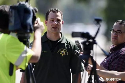 負(fù)責(zé)此事件的當(dāng)?shù)鼐浇邮苊襟w采訪。（美國(guó)中文網(wǎng)微信公眾號(hào)）