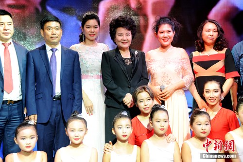 當(dāng)?shù)貢r間8月24日，米蘭華星藝術(shù)團在意大利米蘭正式舉行揭牌儀式。中國國務(wù)院僑務(wù)辦公室主任裘援平與中國駐米蘭總領(lǐng)事宋雪峰共同為該團揭牌。<a target='_blank' >中新社</a>記者 彭大偉 攝