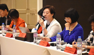 座談會上，康曉萍副主席講話。