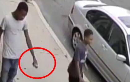 警方公布的視頻中顯示嫌疑人手中拿有疑似爆炸物