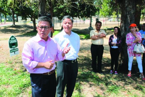 江俊輝(左)獲得了劉云平的背書后發(fā)表演講。僑報記者邱晨攝