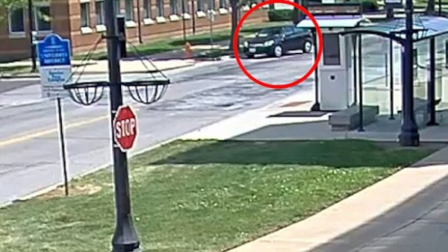 章瑩穎最后被看到上了這輛小型黑色轎車。(美國(guó)《世界日?qǐng)?bào)》/警方公布錄像)