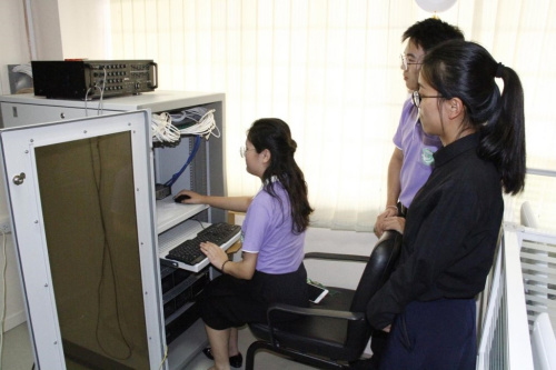 圖為監(jiān)考教師學習操作網(wǎng)考系統(tǒng)。