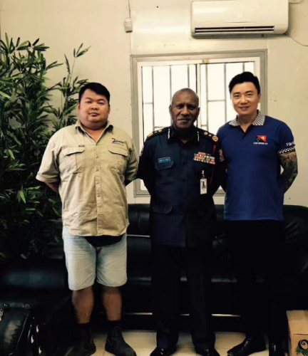 華助中心人員與警察署長(zhǎng)(巴布亞新幾內(nèi)亞華助中心) 華助中心人員與警察署長(zhǎng)(巴布亞新幾內(nèi)亞華助中心)