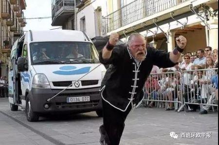 拉動(dòng)一輛車。（西班牙《歐華報(bào)》）