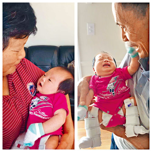 小孫女轉(zhuǎn)眼滿月，兩老抱在懷里樂開了懷。（美國《星島日報》）