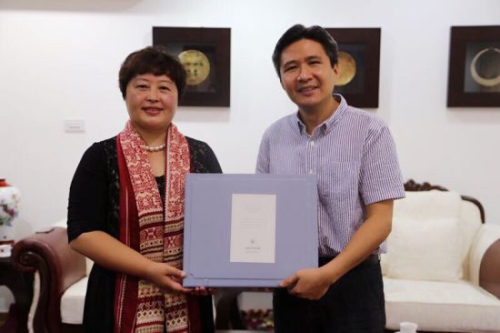 中國駐塞浦路斯大使館臨時(shí)代辦曾云熱情接待巡講團(tuán)一行。