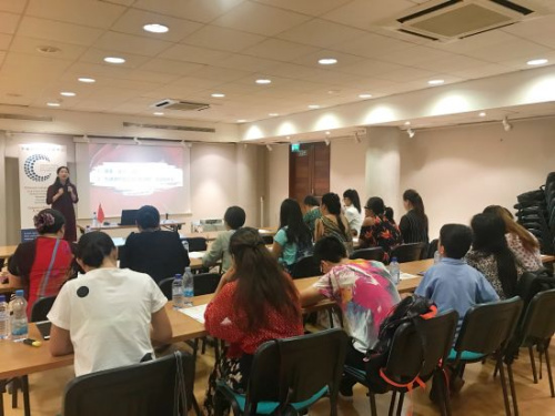 塞浦路斯華文教師認(rèn)真聽課。