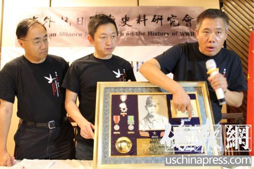 史料研究會(huì)名譽(yù)會(huì)長(zhǎng)劉磊向與會(huì)者闡述史料的內(nèi)容。（美國(guó)《僑報(bào)》/陳勇青 攝）